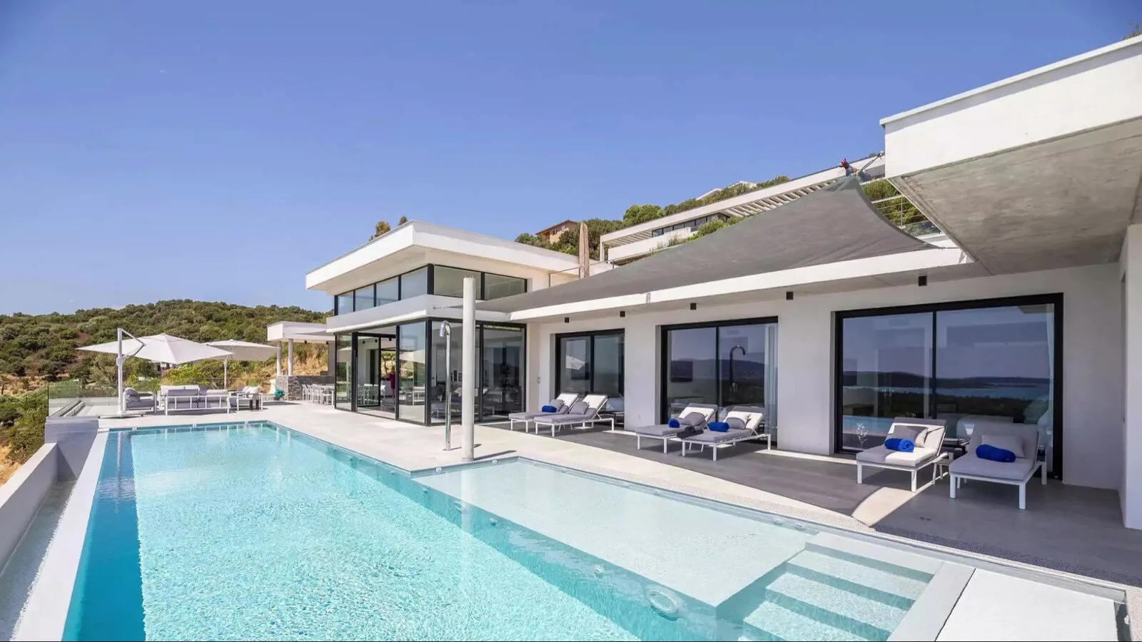 Gîte de groupe Villa Alba à Porto-Vecchio — Villa Alba à Porto-Vecchio, façade et piscine à débordement face au maquis corse, capacité 15 personnes