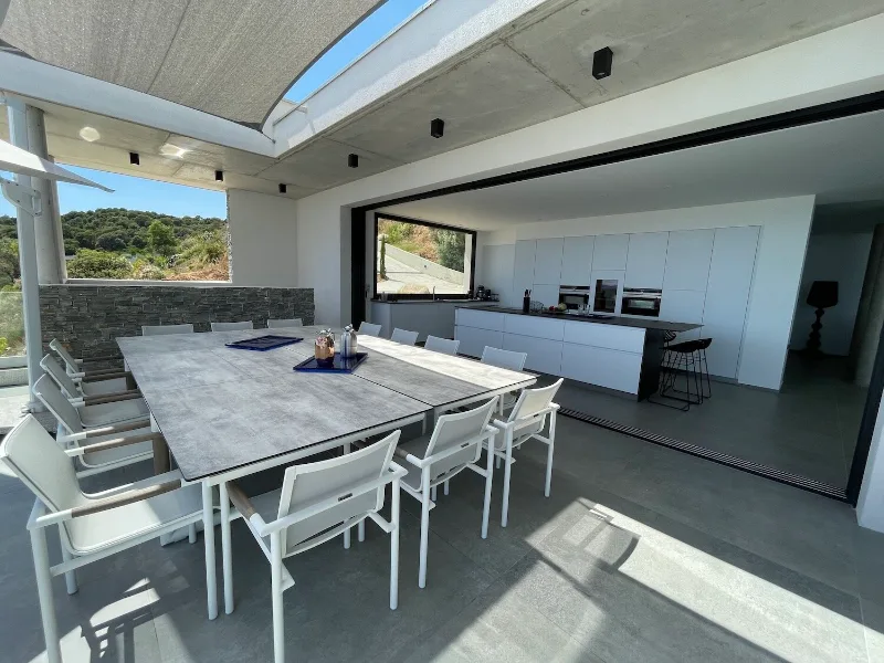 Grande terrasse ombragée avec table pour 12 convives et cuisine d'été