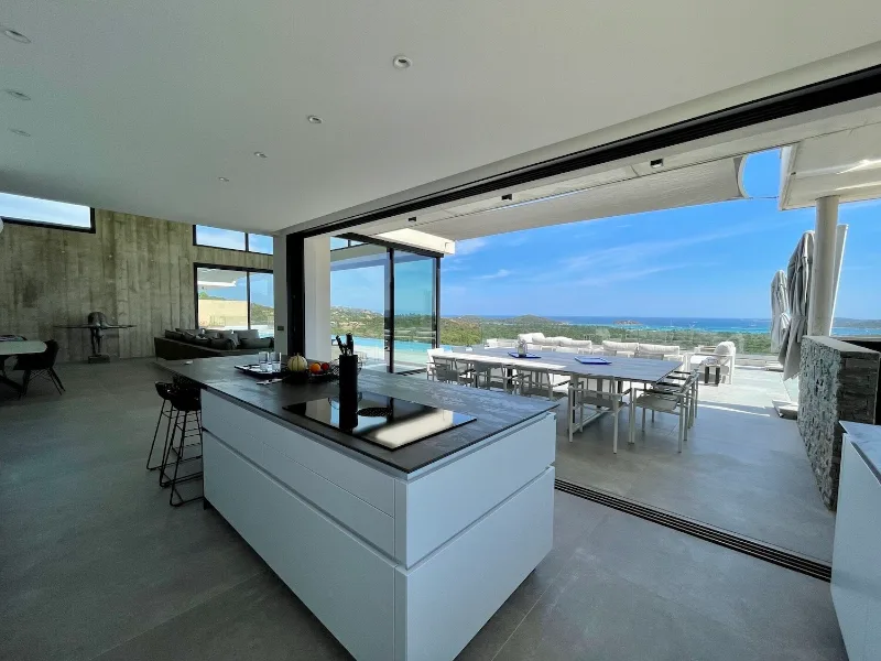 Cuisine ouverte donnant sur la terrasse et la vue mer