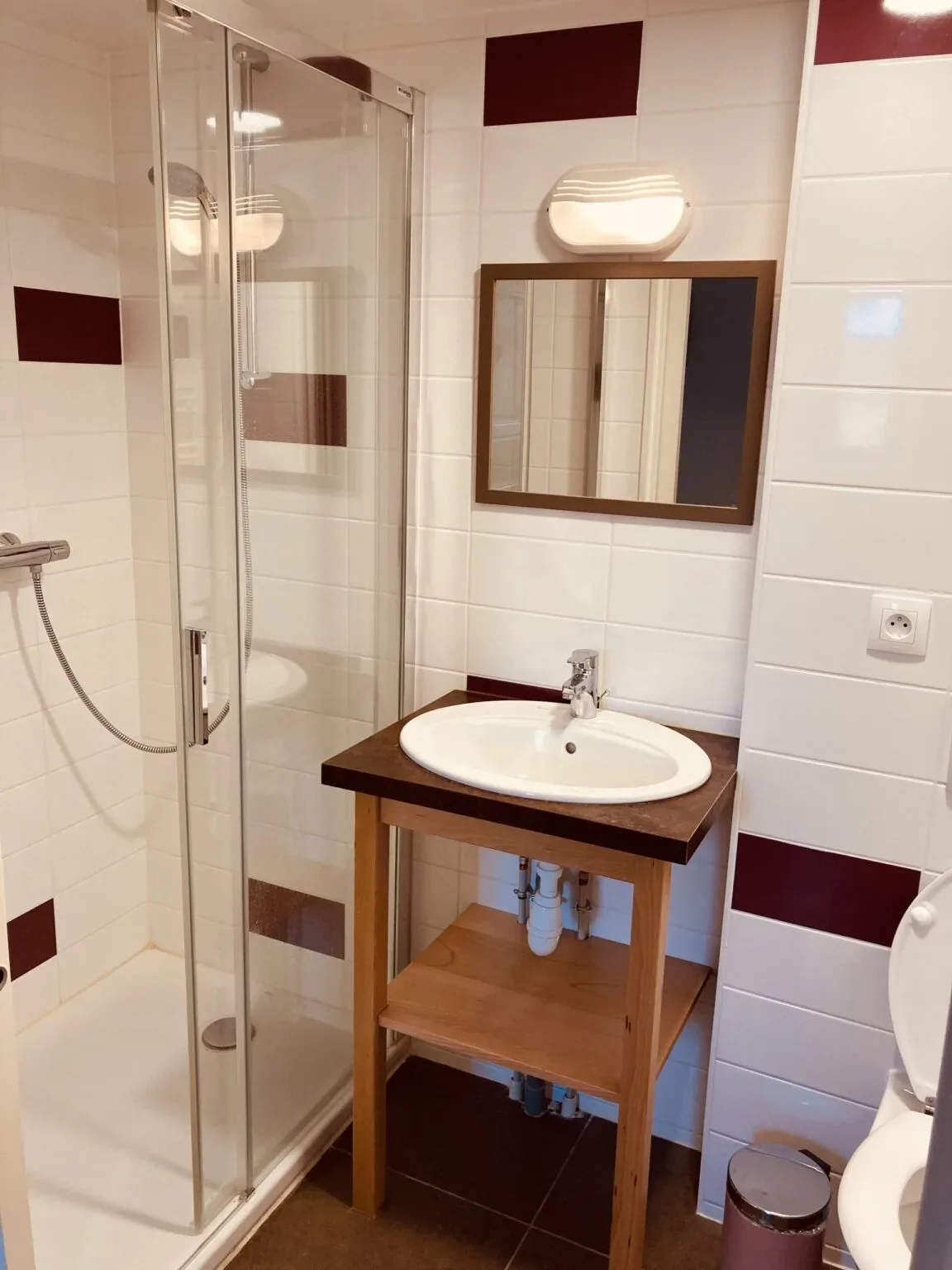 Salle de bain avec douche à l'italienne et vasque en bois