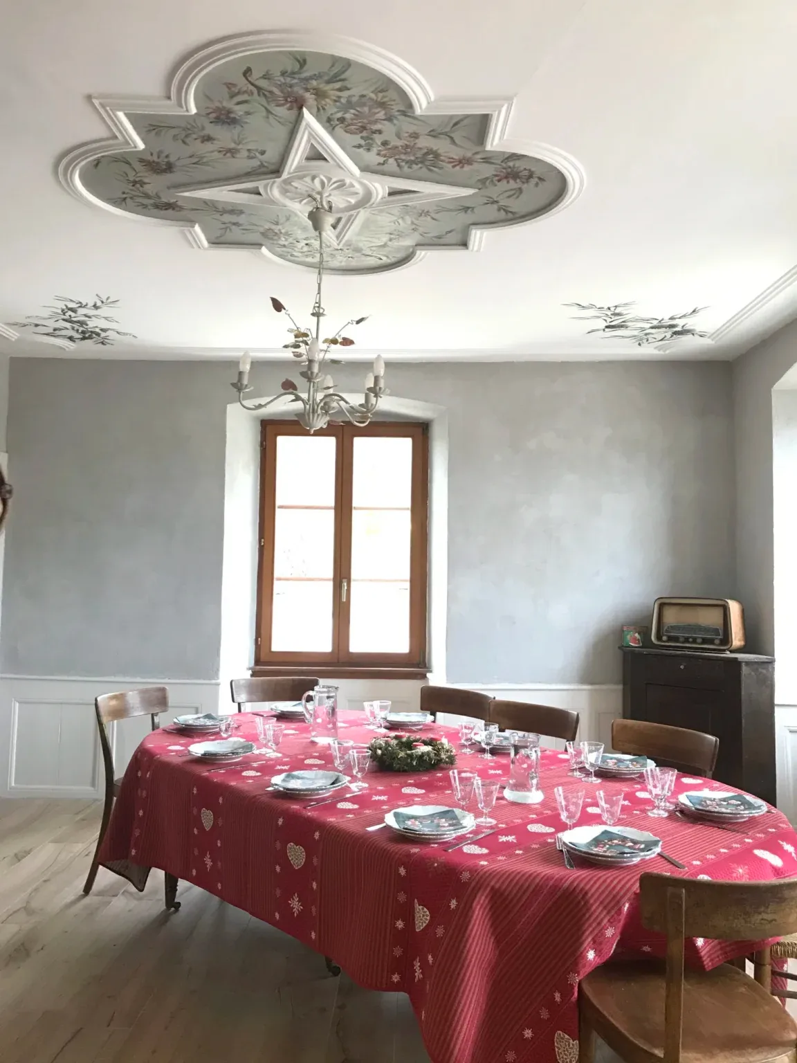 Chambre avec lit double, fauteuil ancien et accès direct sur l'extérieur