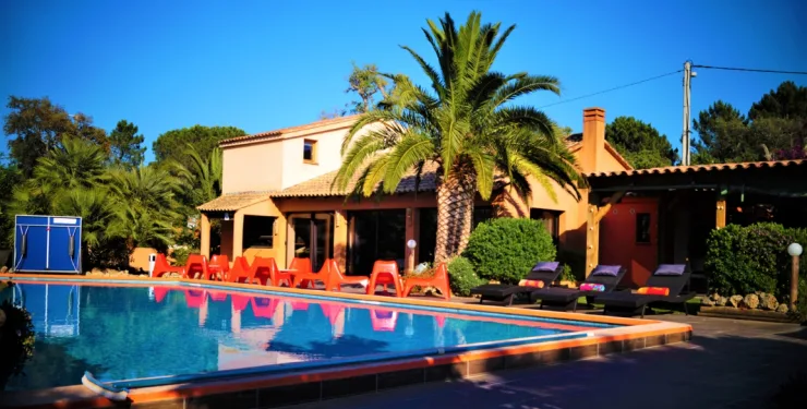 Gîte de groupe Villa Yucca à Sainte-Lucie-de-Porto-Vecchio — Villa Yucca à Pinarello, façade provençale et piscine bordée de palmiers, capacité 16 personnes