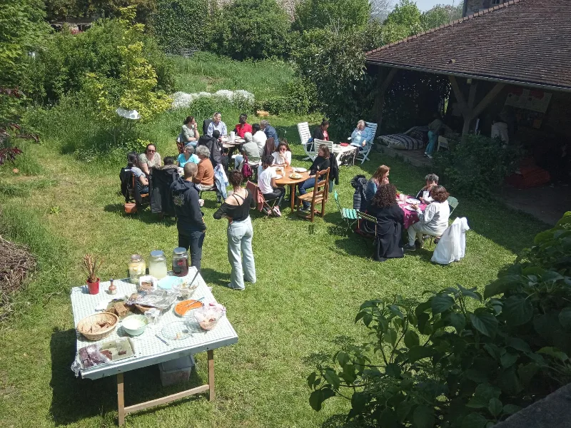 Vue extérieure de la maison avec cour et abords arborés