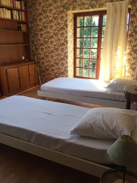 Autre chambre aménagée avec plusieurs couchages
