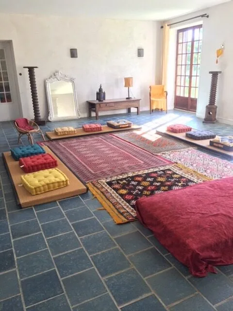 Salle commune aménagée pour les activités et repas de groupe