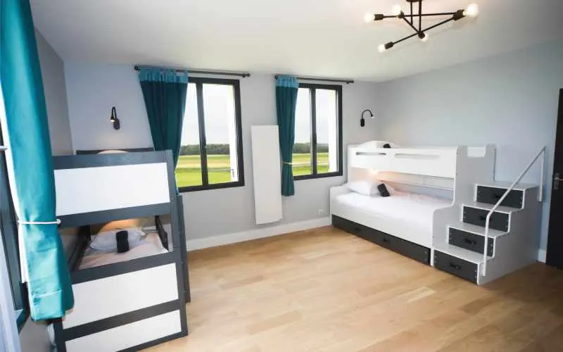Autre chambre à lits superposés avec vue sur la campagne