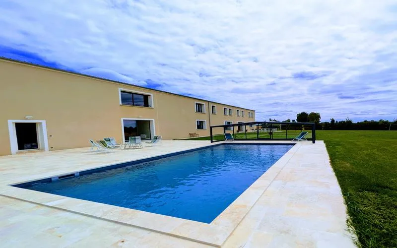 Piscine sous son abri télescopique fermé avec bouées de jeu