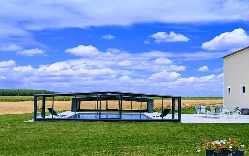 Piscine extérieure avec abri télescopique ouvert