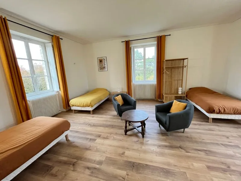 Chambre à trois lits simples aux tons jaune et ocre