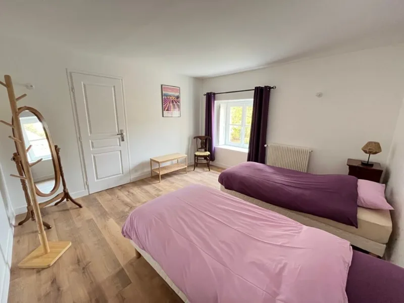 Chambre aux tons mauve et rose avec miroir psyché