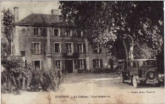 Façade en pierre du château du Domaine Saint Georges à Etourvy en Champagne