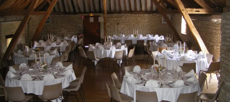 Grande salle voûtée du Domaine Saint Georges aménagée pour un repas de groupe