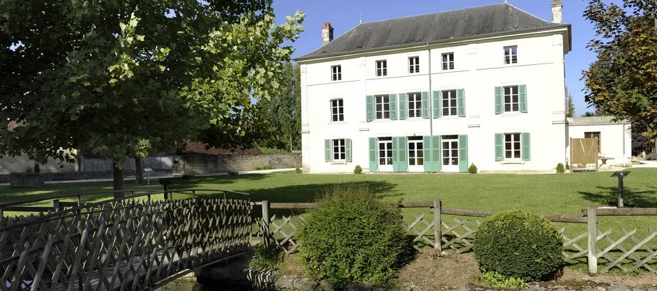 Gîte de groupe Domaine Saint Georges à Etourvy — Allée arborée menant au Domaine Saint Georges entouré de verdure dans l'Aube, capacité 83 personnes