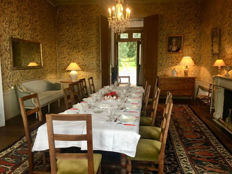 Grande salle à manger avec cheminée du Domaine de Thauzac