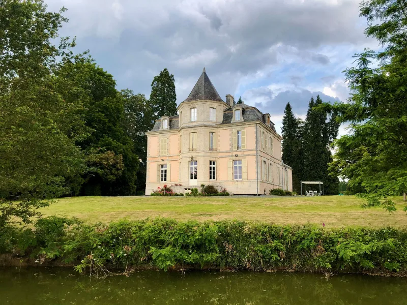 Château du Domaine de Thauzac vu du parc, Massignac
