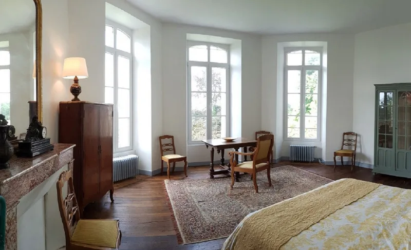 Salon avec vue sur le parc au Domaine de Thauzac