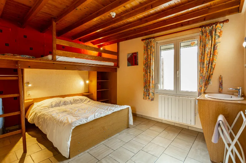Chambre avec lit mezzanine du gîte Aux Retrouvailles