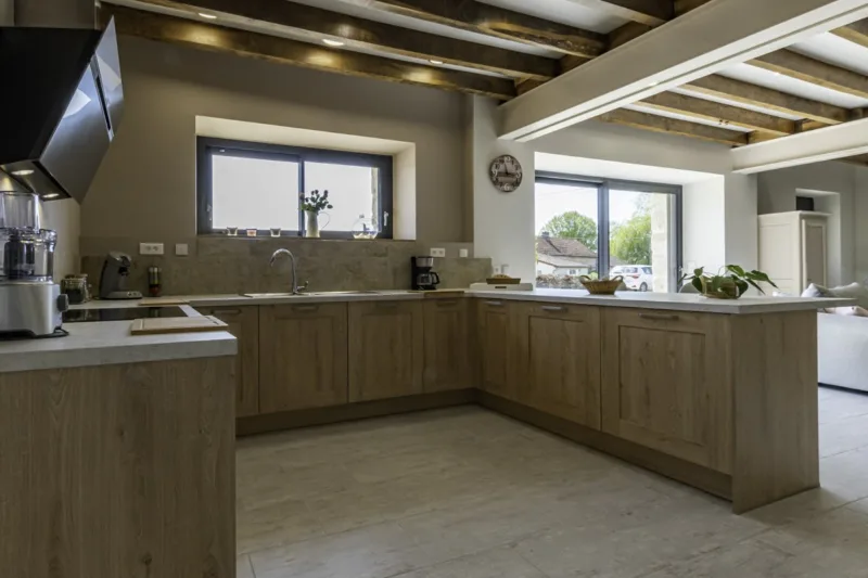 Cuisine ouverte aménagée avec îlot central en bois