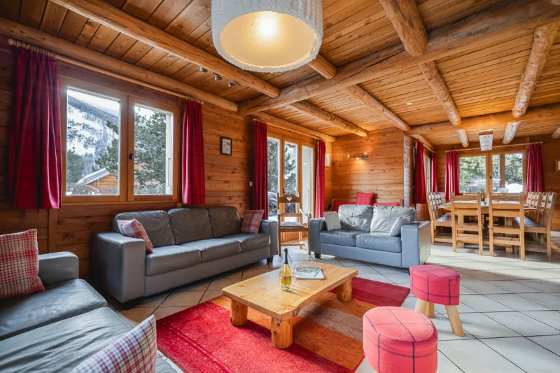 Salon et salle à manger communicants dans une ambiance chalet montagnard