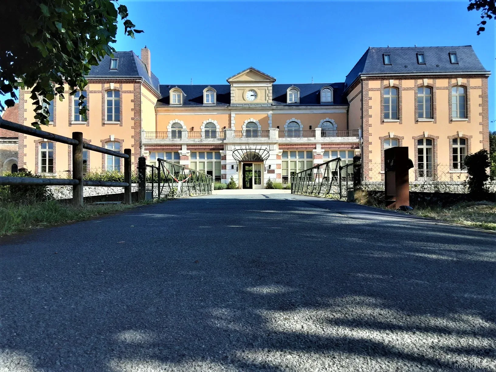 Gîte de groupe Gîte du Prieuré d'Yron à Cloyes-lès-Trois-Rivières — Façade principale du gîte avec allée d'accès et double perron, capacité 28 personnes