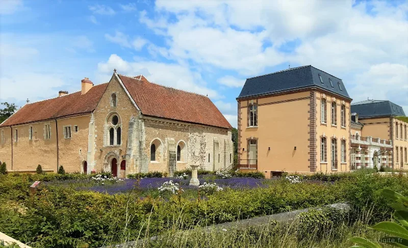 Ancien Prieuré en pierre et chapelle, jardin fleuri de lavande devant la bâtisse
