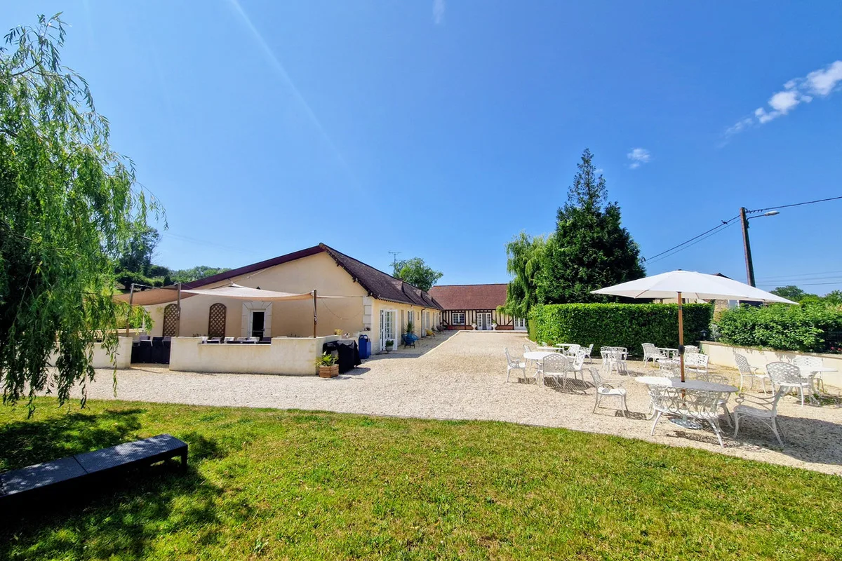 Gîte de groupe Domaine Suisse Normande à Croisilles — Vue extérieure du Domaine Suisse Normande en Normandie, gîte de groupe en pleine nature, capacité 39 personnes