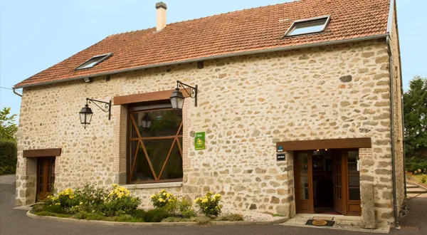 Gîte de la Jéraphie – La SouterrFaçade en pierre du Gîte de la Jéraphie à La Souterraine, entrée principaleaine