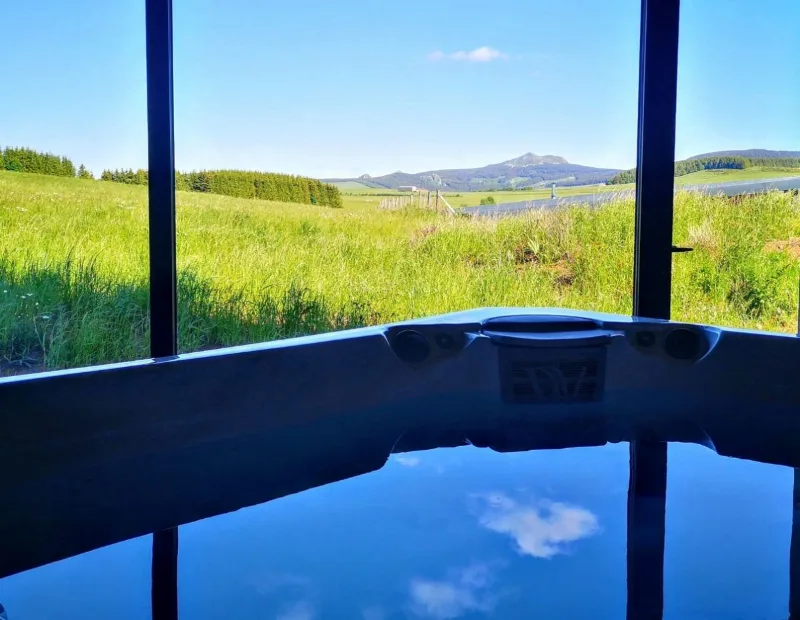Spa extérieur avec vue sur le massif du Mézenc en été
