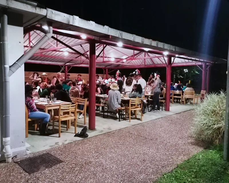 Grande salle à manger du gîte 9 personnes au Domaine d'Haulmé, table et cuisine équipée