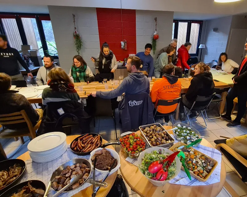 Espace de vie du gîte 19 personnes au Domaine d'Haulmé, salon spacieux pour groupes