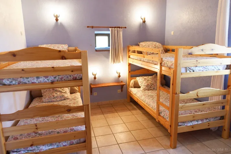 Chambre avec lits superposés en bois, idéale pour les enfants du groupe