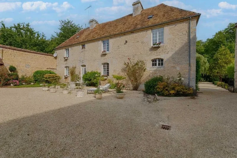 Autre vue de la ferme en pierre avec sa cour et ses bâtiments annexes