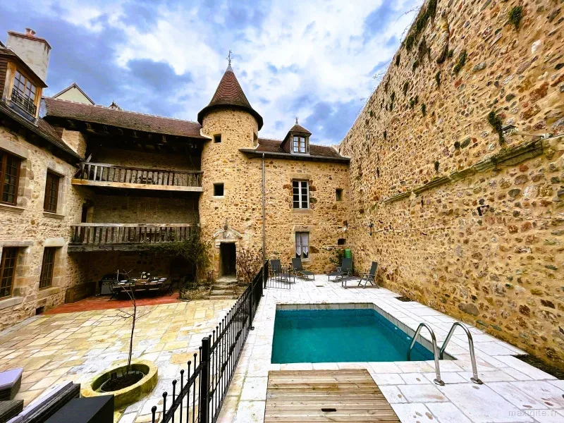 Piscine à cocktails de L'Ancien Collège avec jet de nage contre-courant et transats sur la terrasse