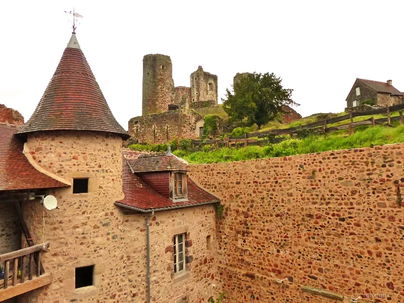 Vue extérieure de L'Ancien Collège depuis la ruelle, façade en pierre du XVIIIe siècle à Hérisson