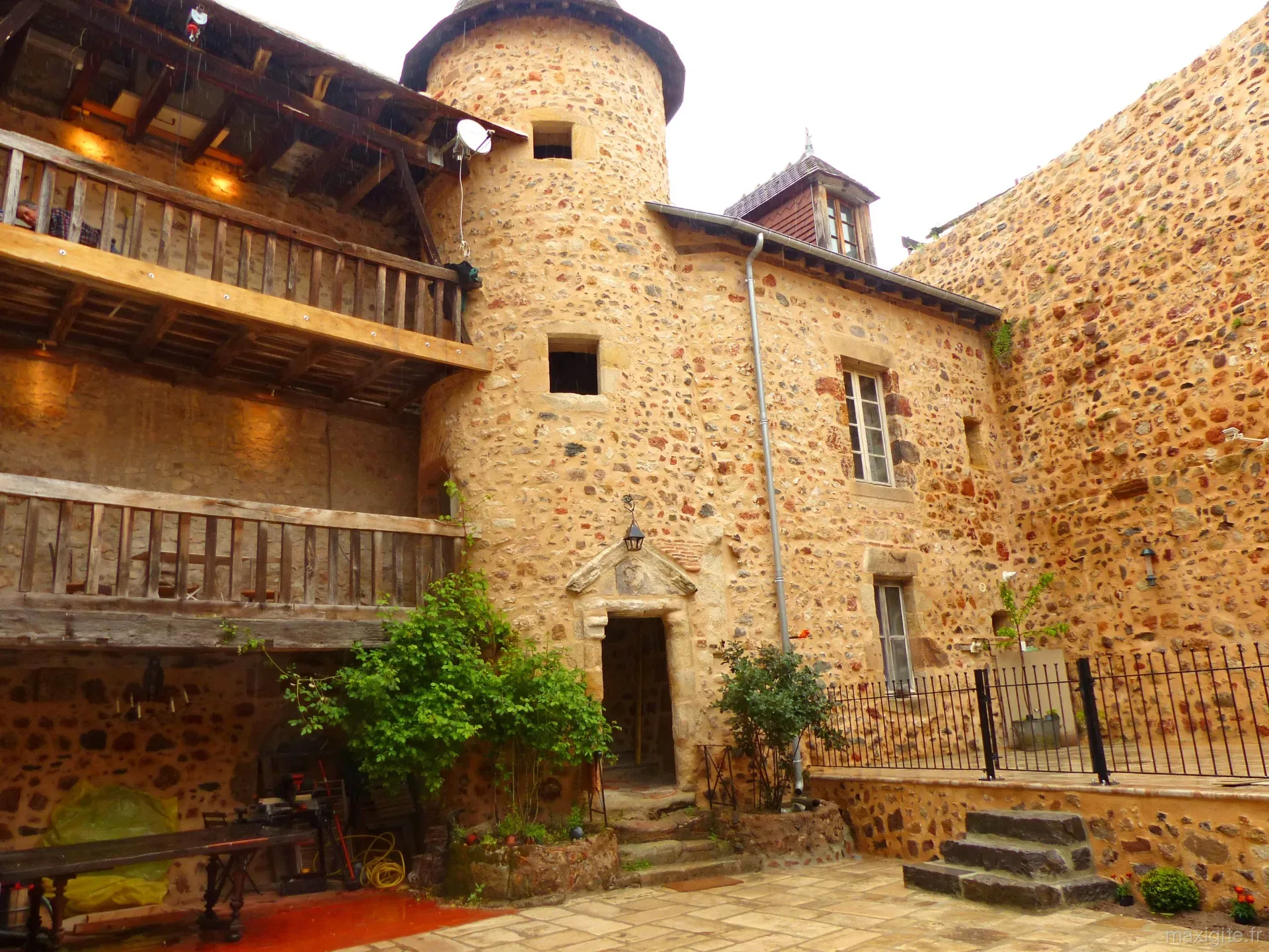 Gîte de groupe L'Ancien Collège à Hérisson — Façade principale de L'Ancien Collège donnant sur la place du village de Hérisson, Allier, capacité 13 personnes