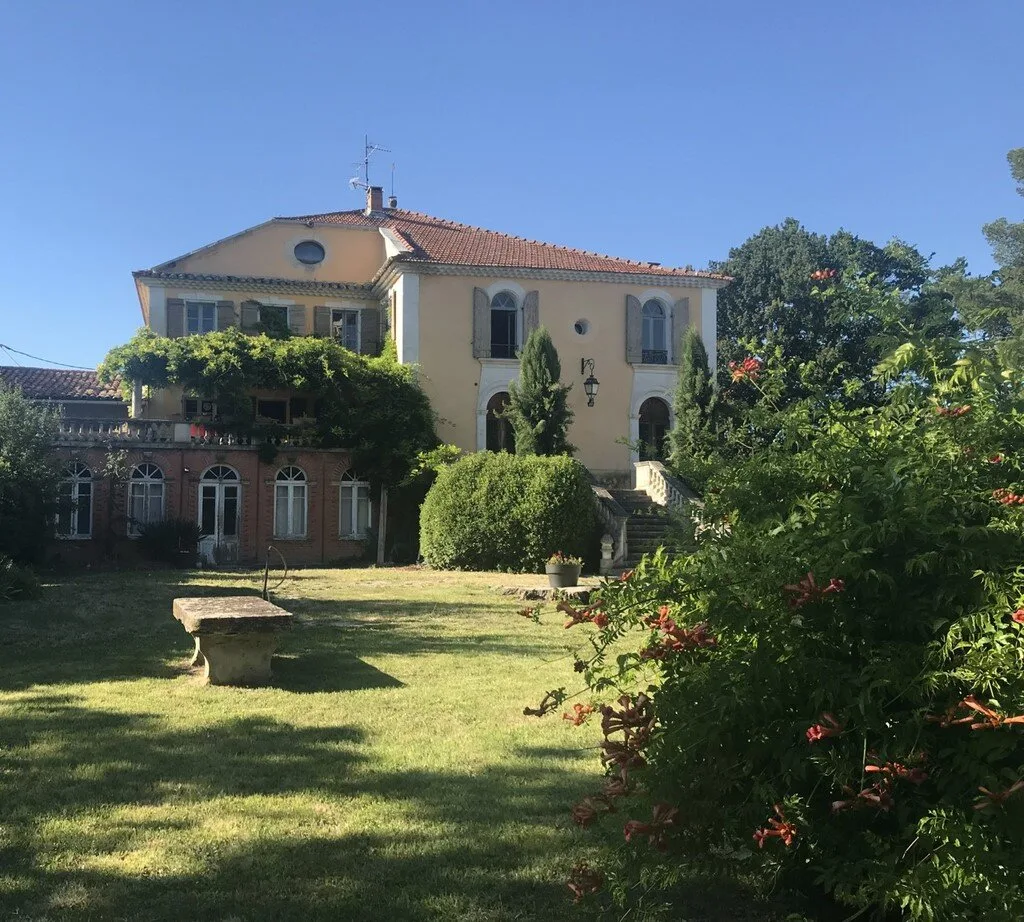 Gîte de groupe Domaine du Grand Causeran à Entraigues-sur-la-Sorgue — Domaine du Grand Causeran – Entraigues-sur-la-Sorgue, capacité 36 personnes