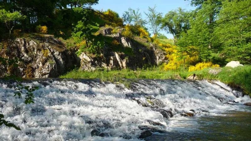 Espace de vie commun du gîte du Moulin Berthon avec salon et salle à manger pour grands groupes