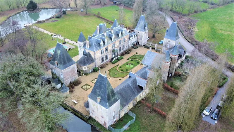 Vue aérienne du domaine du château de Launay-Hasard avec ses tourelles, l'étang et le parc