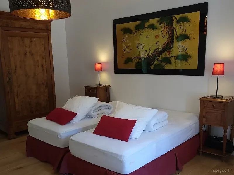 La chambre "Ambiance Raffinée" de 2 lits de 90 cm et sa salle d'eau privative