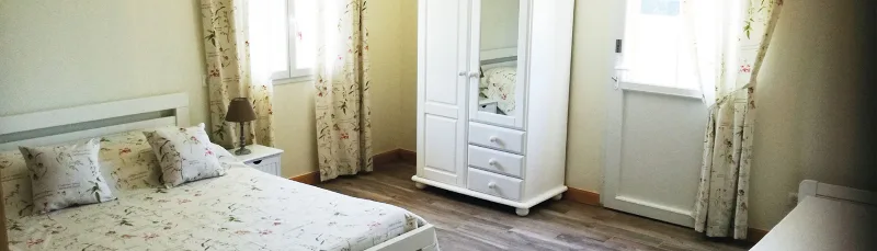 Chambre double avec literie simple et ambiance calme