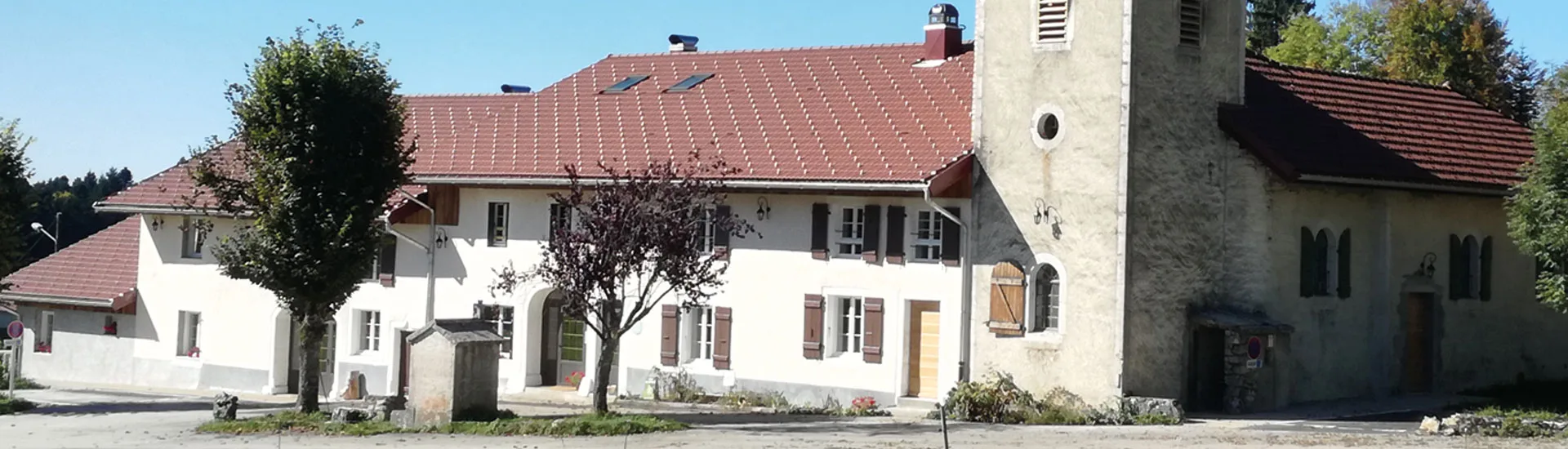 Gîte de groupe L'Ermitage des Frasses à Grande-Rivière-Château — Façade de l'Ermitage des Frasses avec clocher, architecture jurassienne typique, capacité 56 personnes