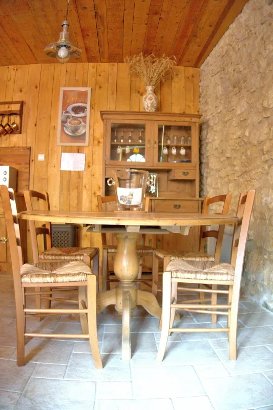 Salle à manger rustique en bois pouvant accueillir plusieurs convives