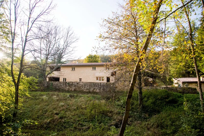 Vue d'ensemble du hameau des trois bergeries en pierre, niché dans la nature du Vercors