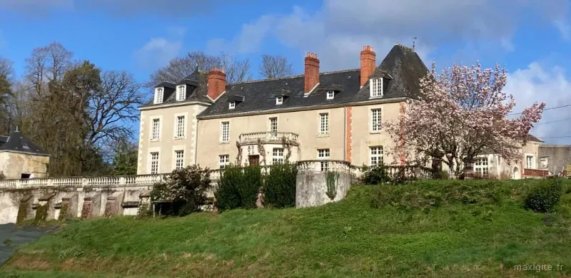 Façade du Château de la Huberdière entourée de son parc arboré