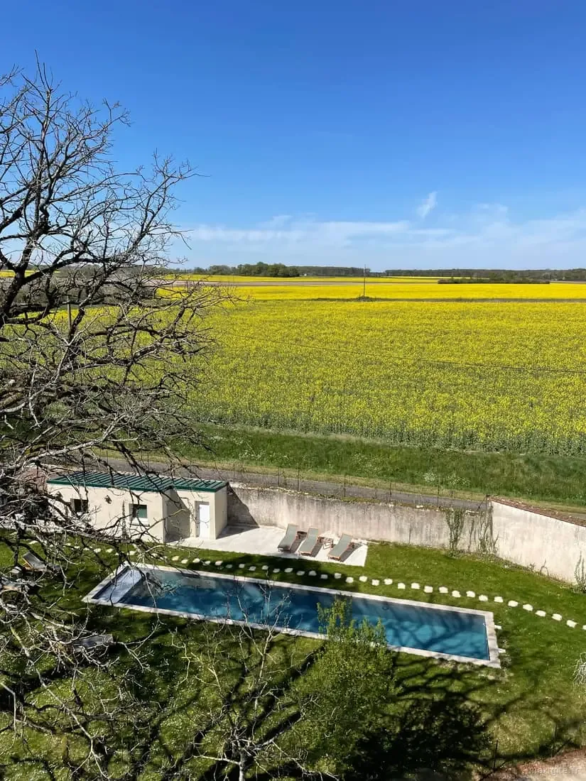 Piscine chauffée avec vue dégagée sur les champs environnants