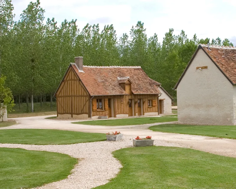 Vue d'ensemble du domaine avec les annexes à colombages en Sologne