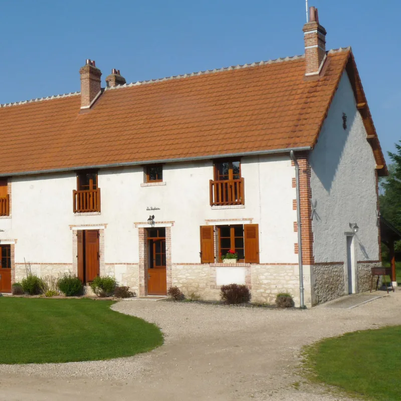 Façade du gîte Les Peupliers avec toiture de tuiles et volets bois