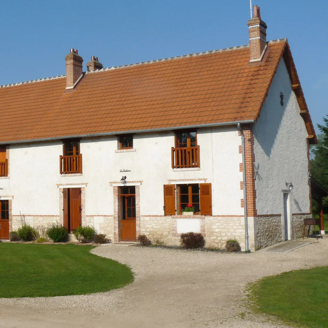 Gîte de groupe Gîtes de Sologne - Les Blottières à Dhuizon — Façade du gîte Les Peupliers avec toiture de tuiles et volets bois, capacité 70 personnes