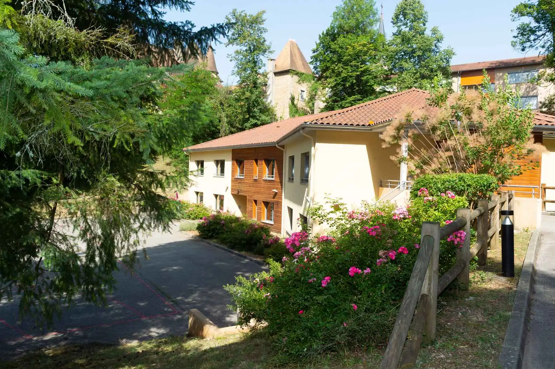Gîte de groupe Château de Saint Sorlin à Saint-Sorlin-en-Bugey — Vue d'ensemble du domaine du Château de Saint Sorlin depuis le jardin, Ain, capacité 69 personnes