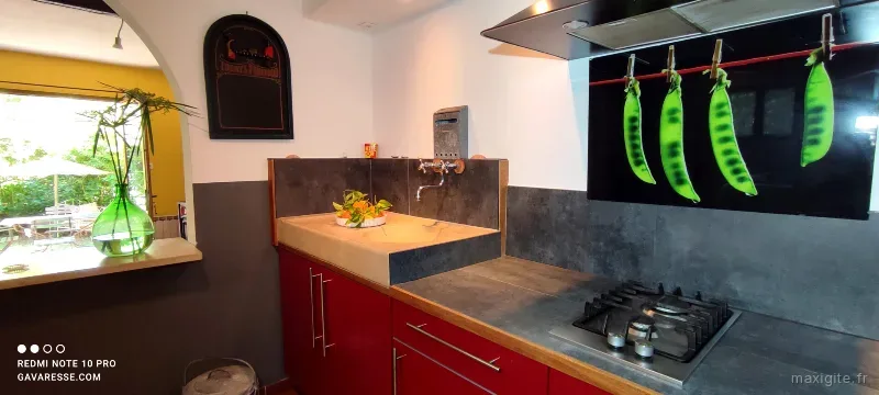 Cuisine équipée avec plan de travail, four et hotte design